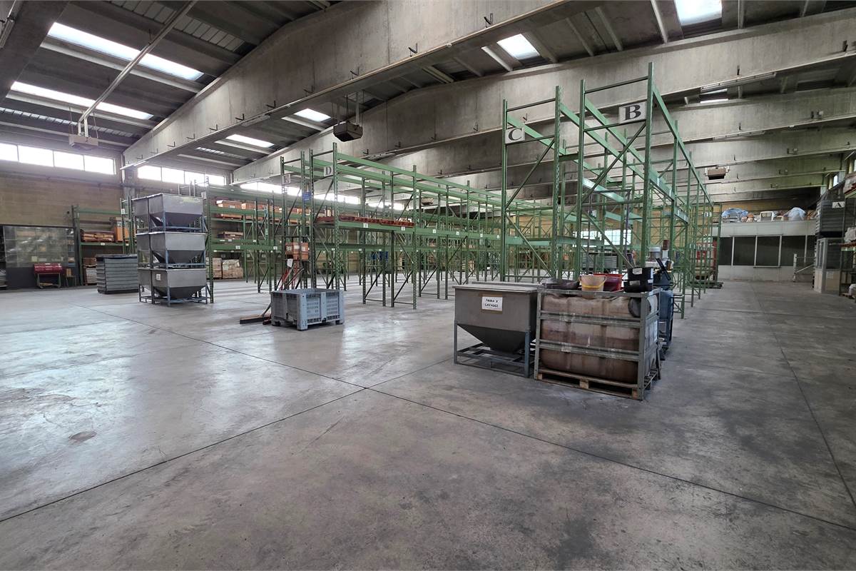 Capannone in AFFITTO a Locate Varesino