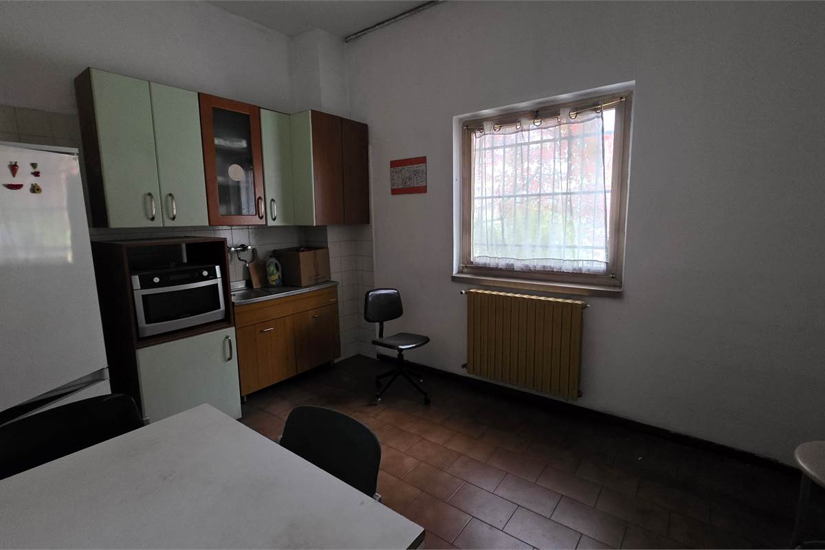 Capannone in AFFITTO a Locate Varesino