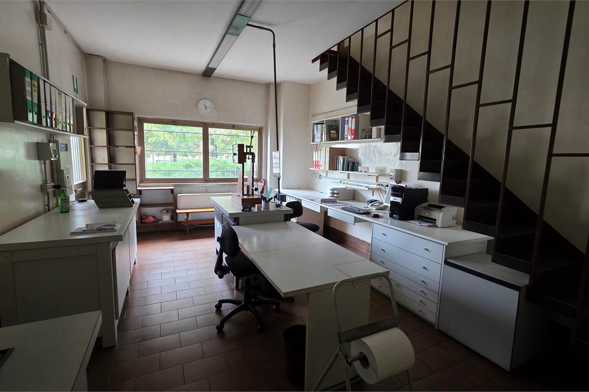 Capannone in AFFITTO a Locate Varesino