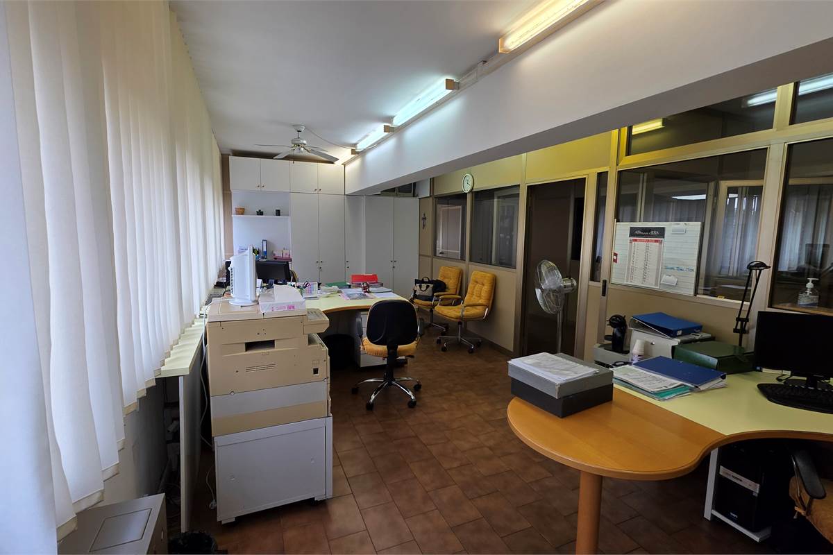 Capannone in AFFITTO a Locate Varesino