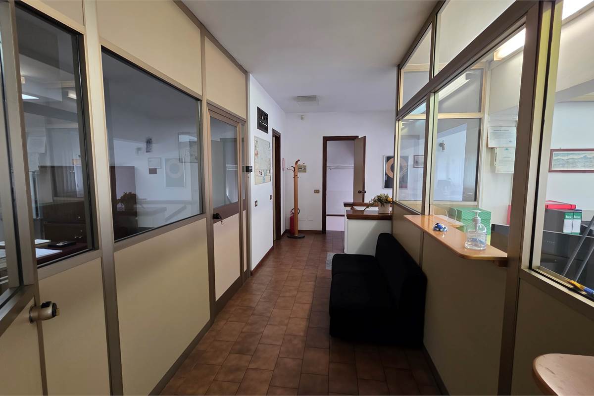 Capannone in AFFITTO a Locate Varesino