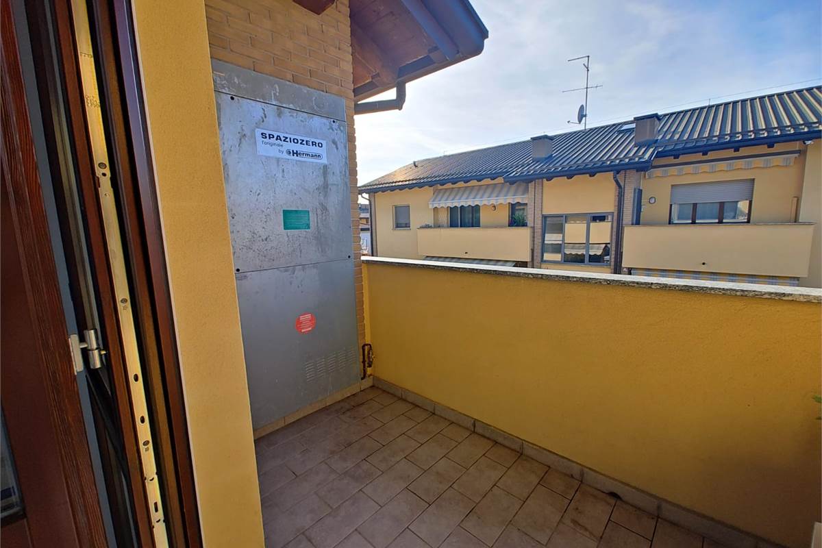 Trilocale luminoso con autorimessa doppia a Bregnano