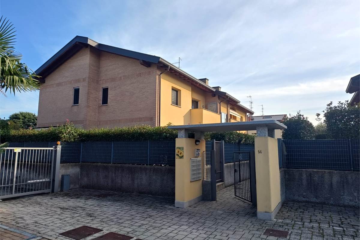 Trilocale luminoso con autorimessa doppia a Bregnano