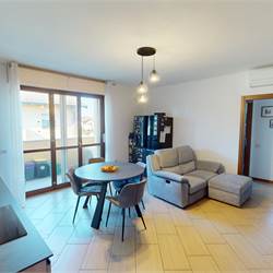 Trilocale luminoso con autorimessa doppia a Bregnano