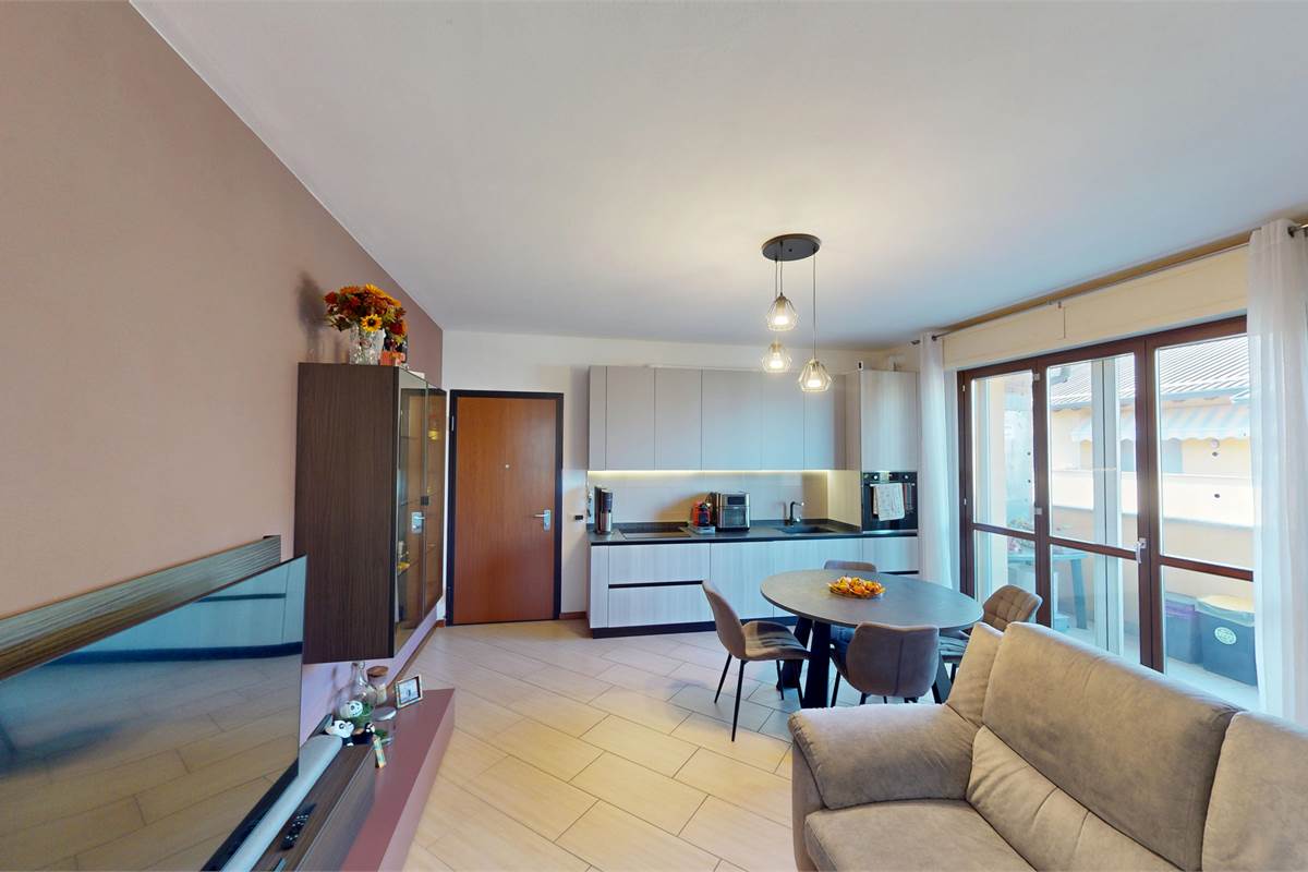 Trilocale luminoso con autorimessa doppia a Bregnano