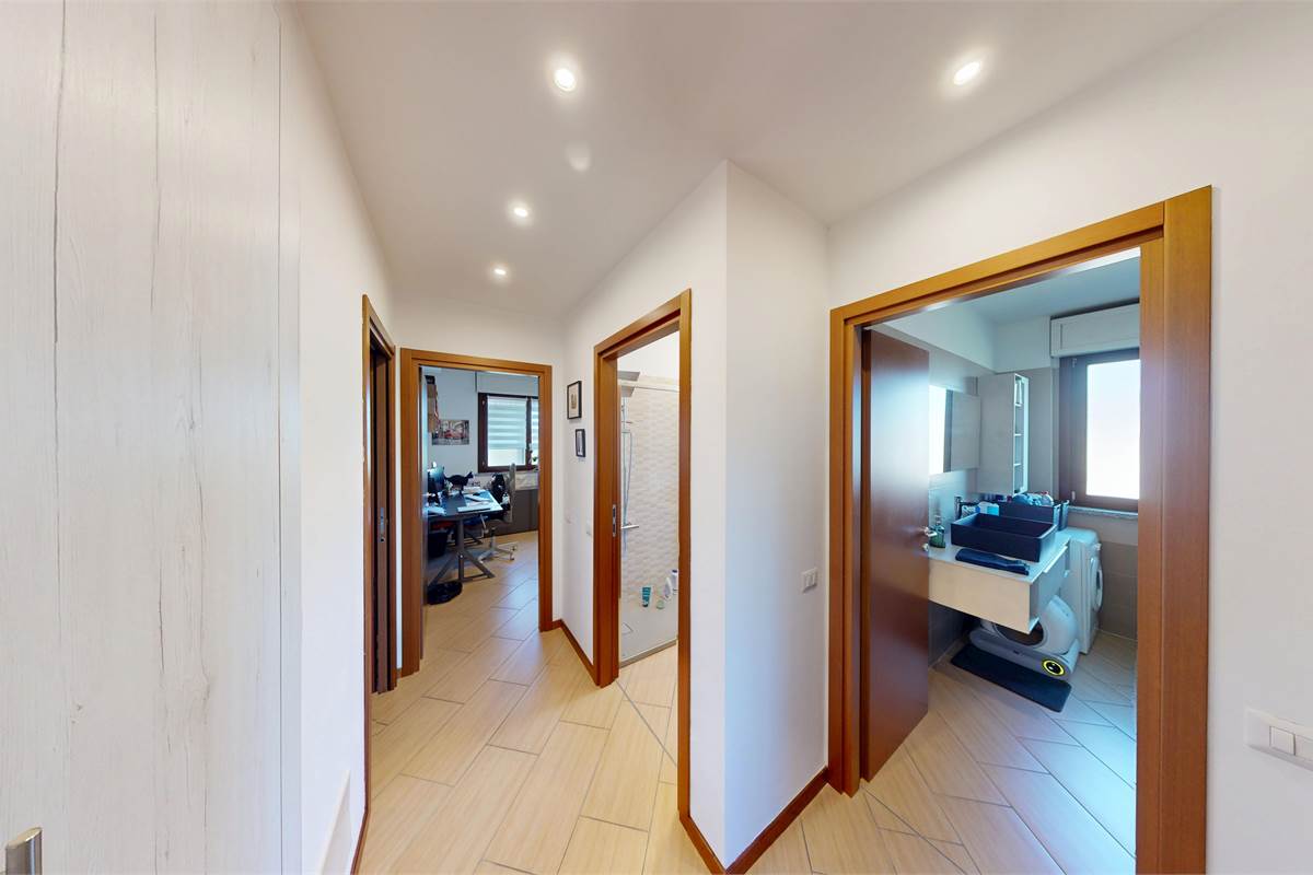 Trilocale luminoso con autorimessa doppia a Bregnano