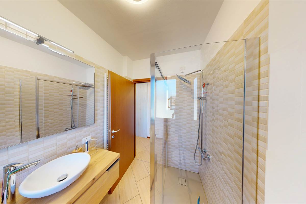 Trilocale luminoso con autorimessa doppia a Bregnano