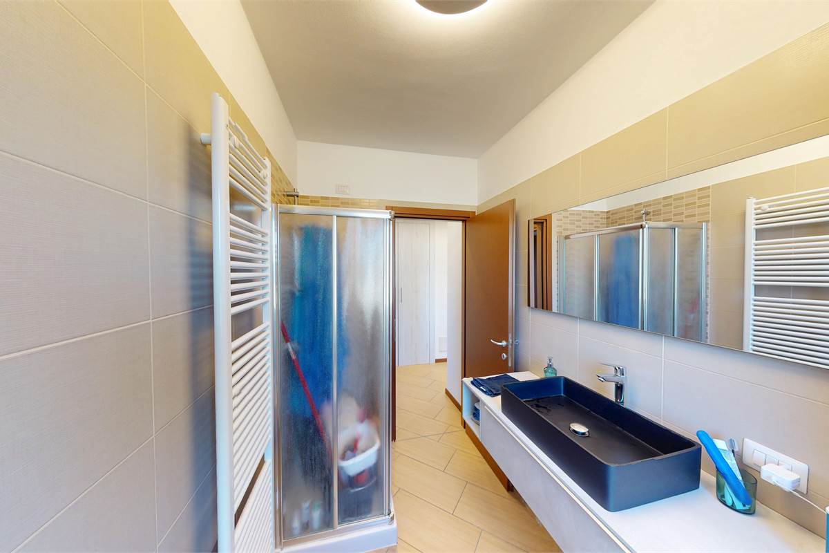 Trilocale luminoso con autorimessa doppia a Bregnano