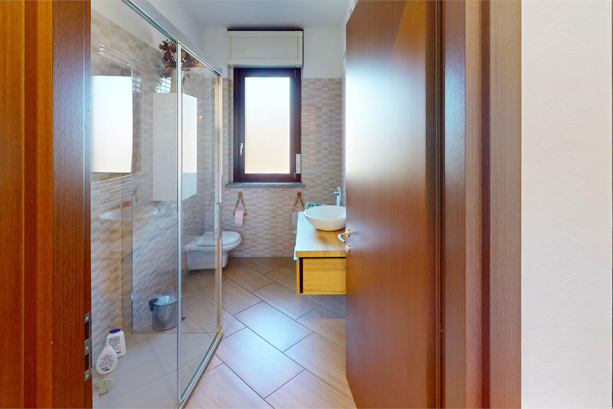 Trilocale luminoso con autorimessa doppia a Bregnano