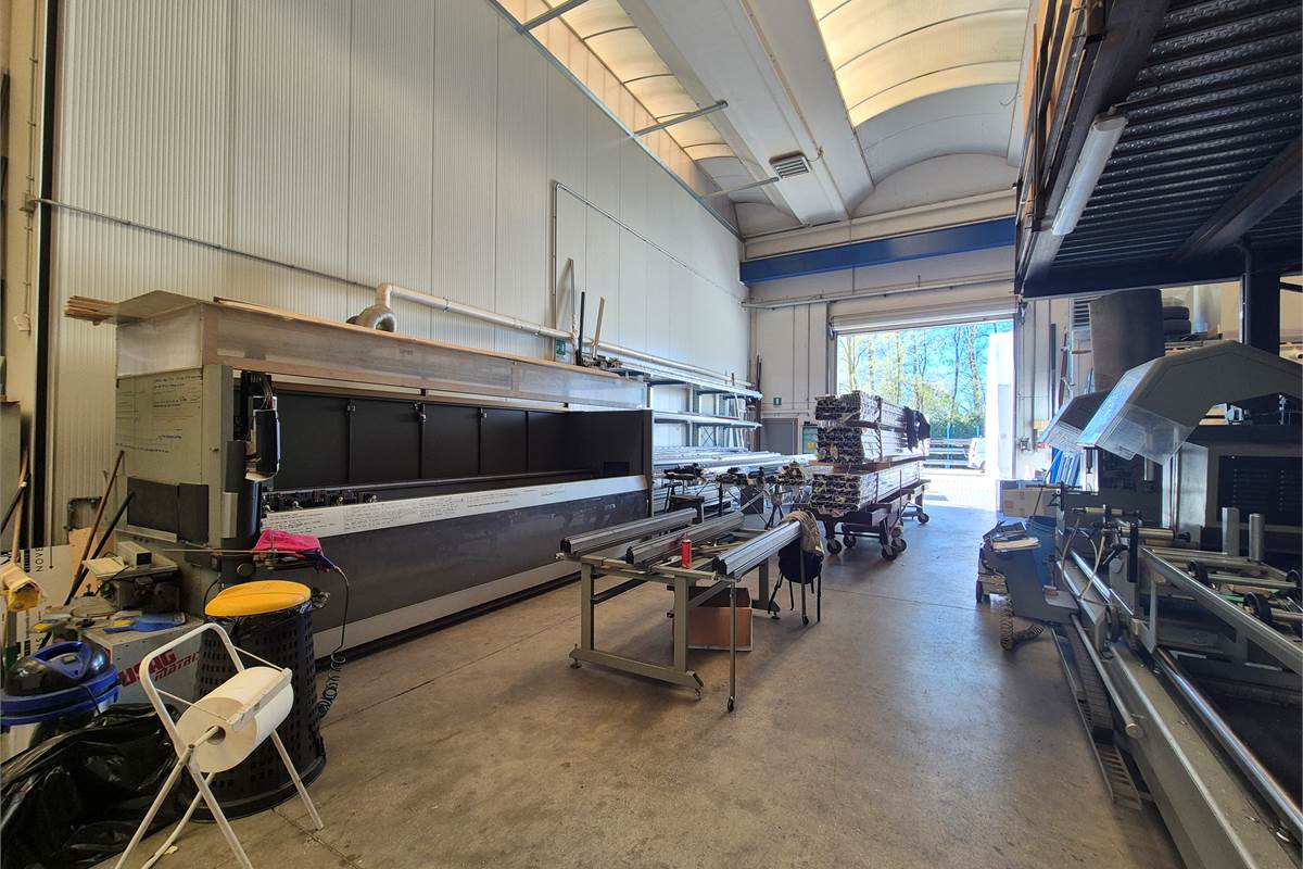 Capannone con area esterna a Lurate caccivio