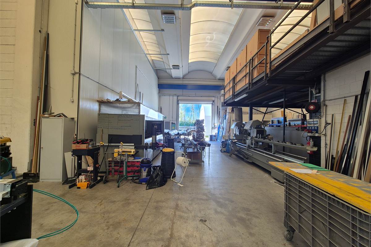 Capannone con area esterna a Lurate caccivio