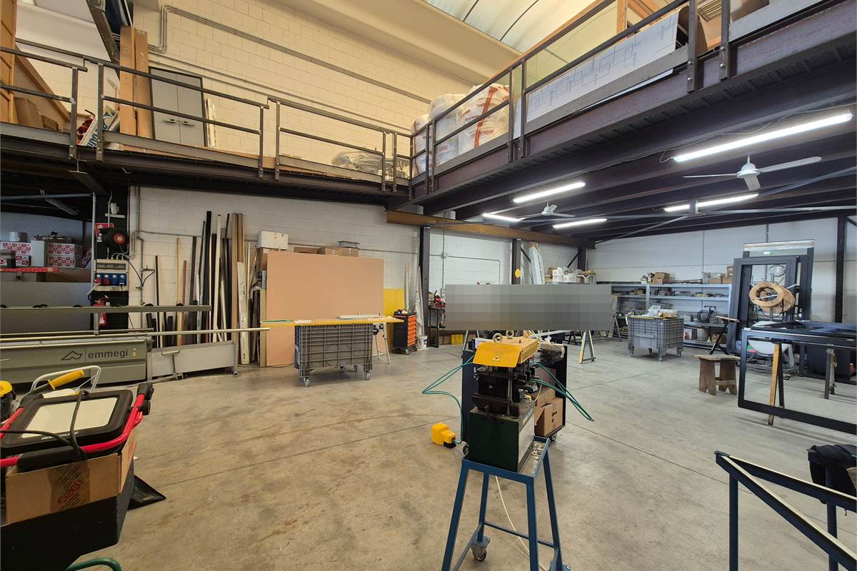 Capannone con area esterna a Lurate caccivio