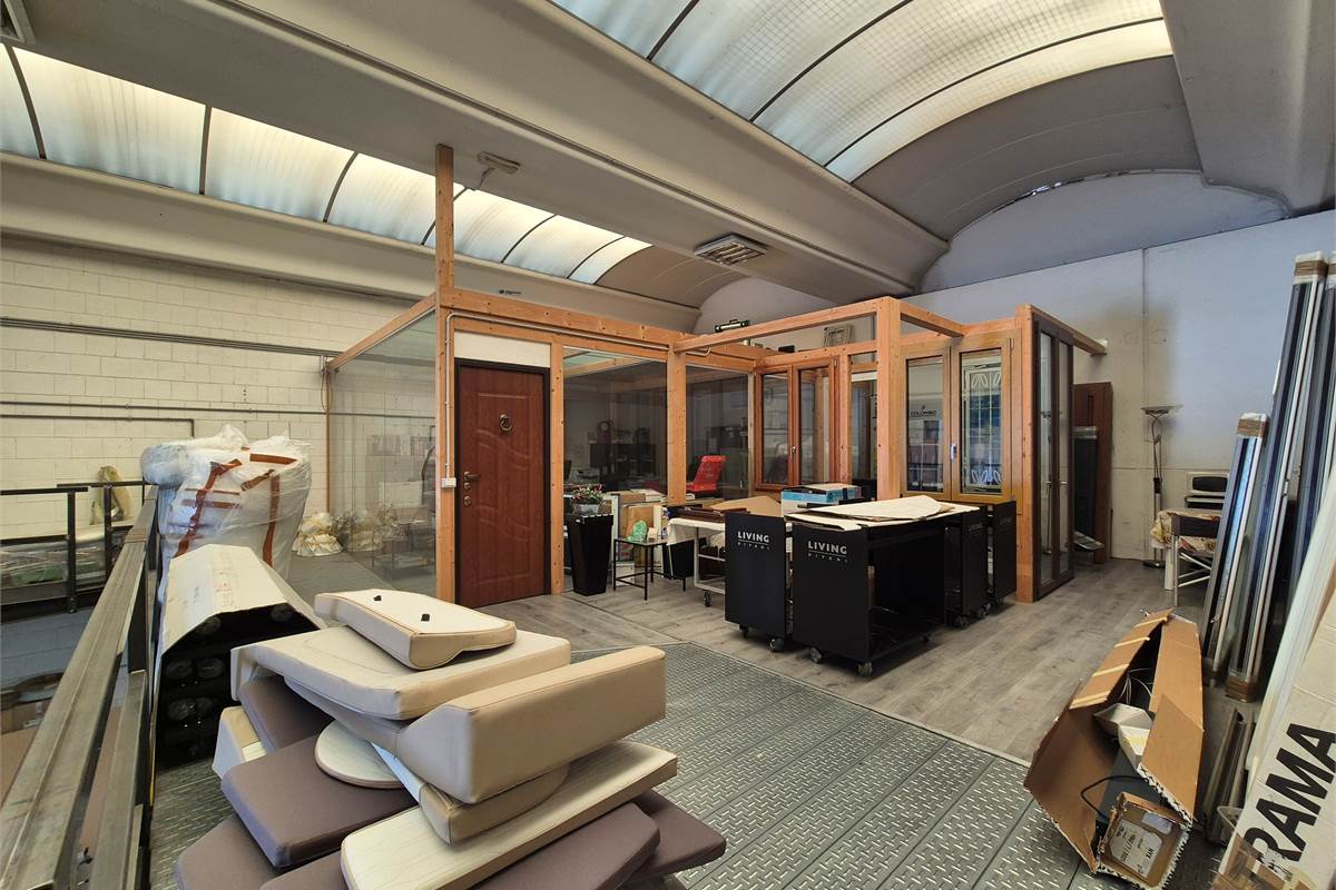 Capannone con area esterna a Lurate caccivio