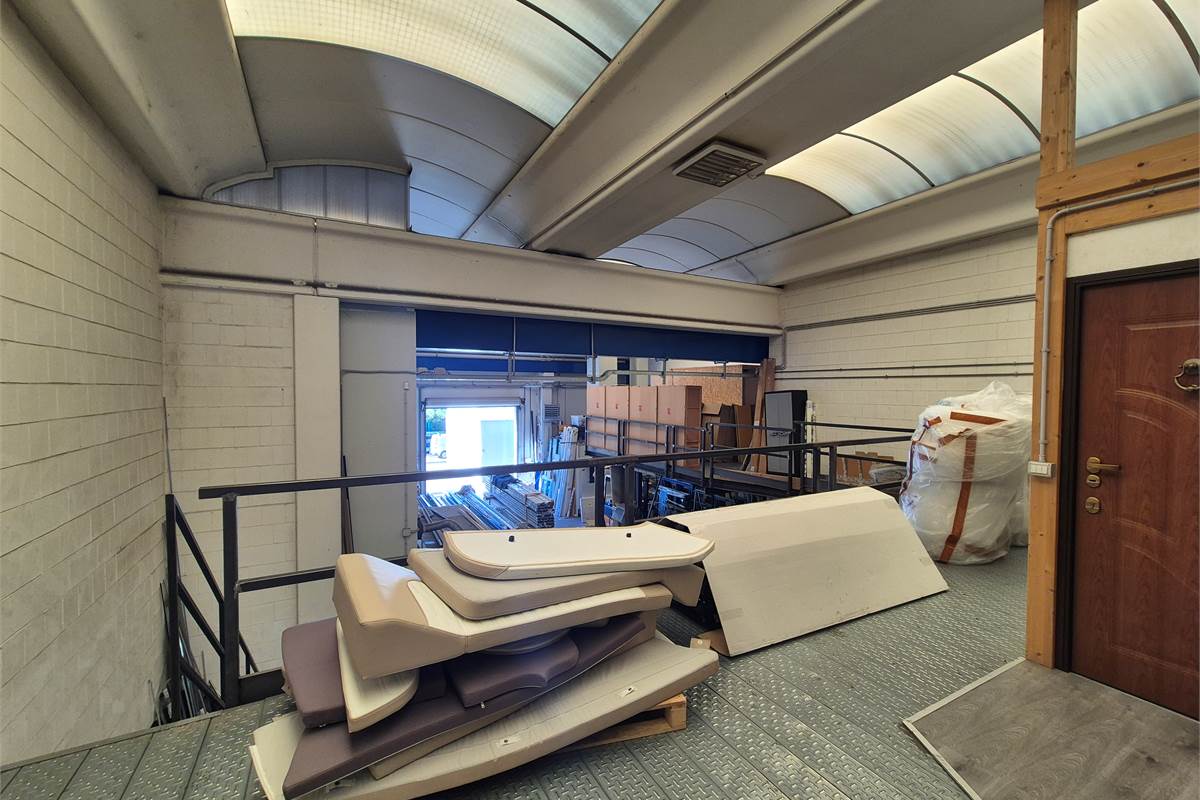 Capannone con area esterna a Lurate caccivio