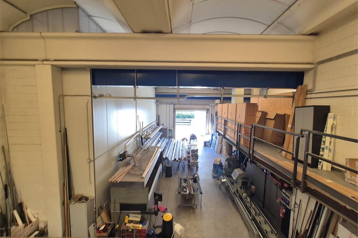 Capannone con area esterna a Lurate caccivio