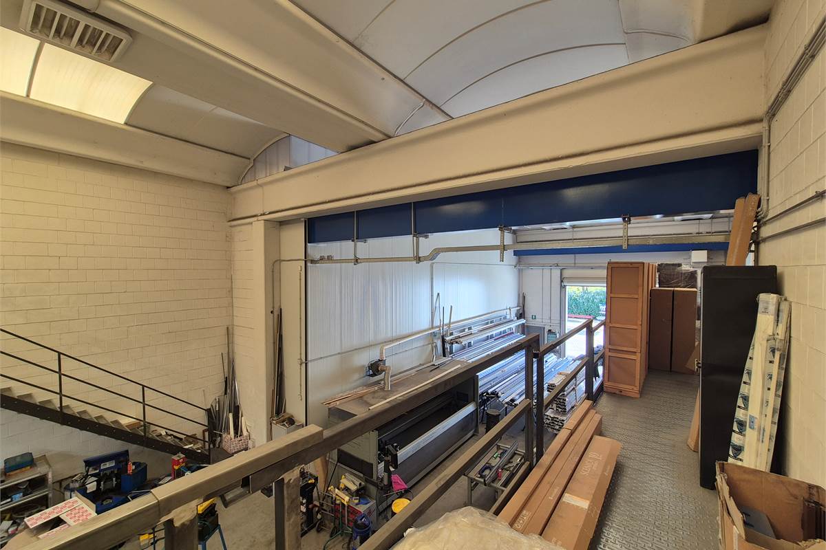 Capannone con area esterna a Lurate caccivio