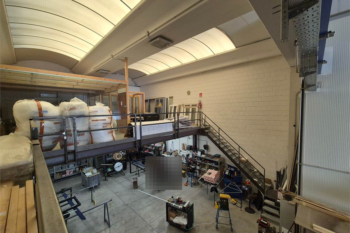 Capannone con area esterna a Lurate caccivio