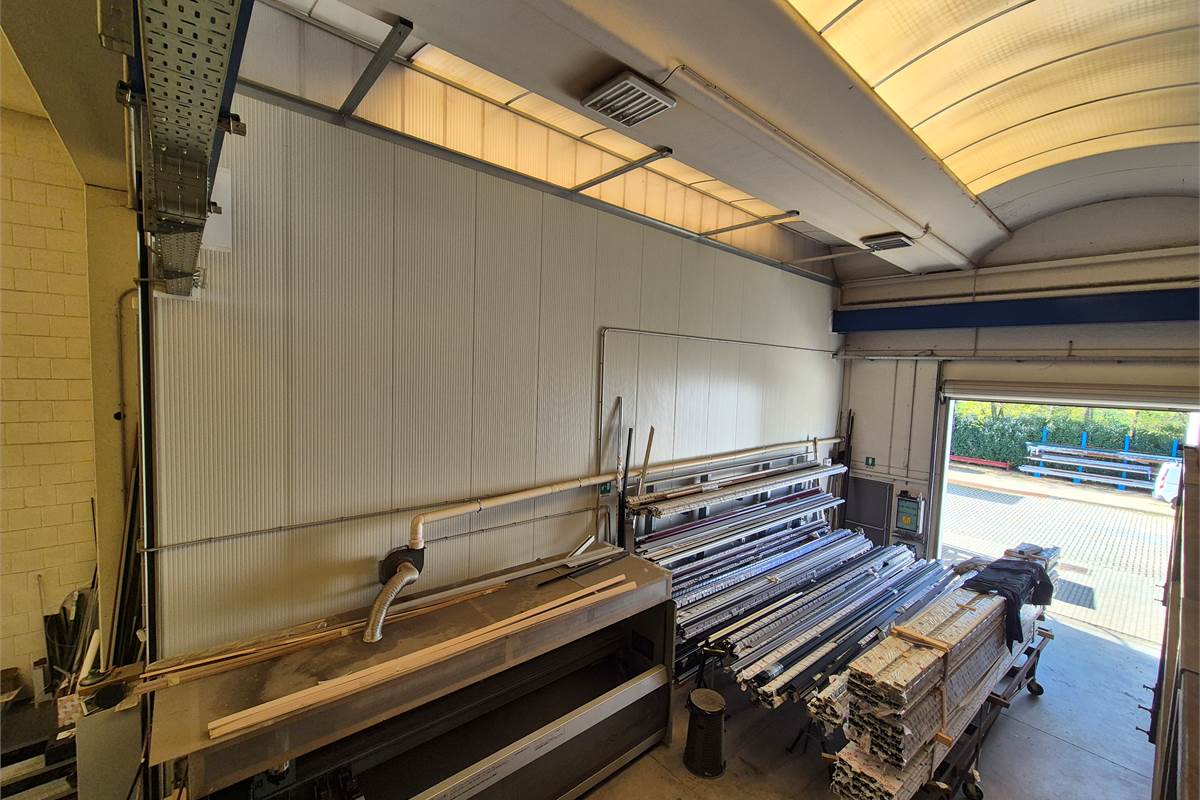 Capannone con area esterna a Lurate caccivio