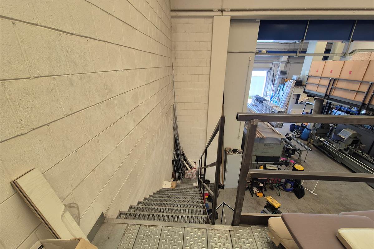 Capannone con area esterna a Lurate caccivio