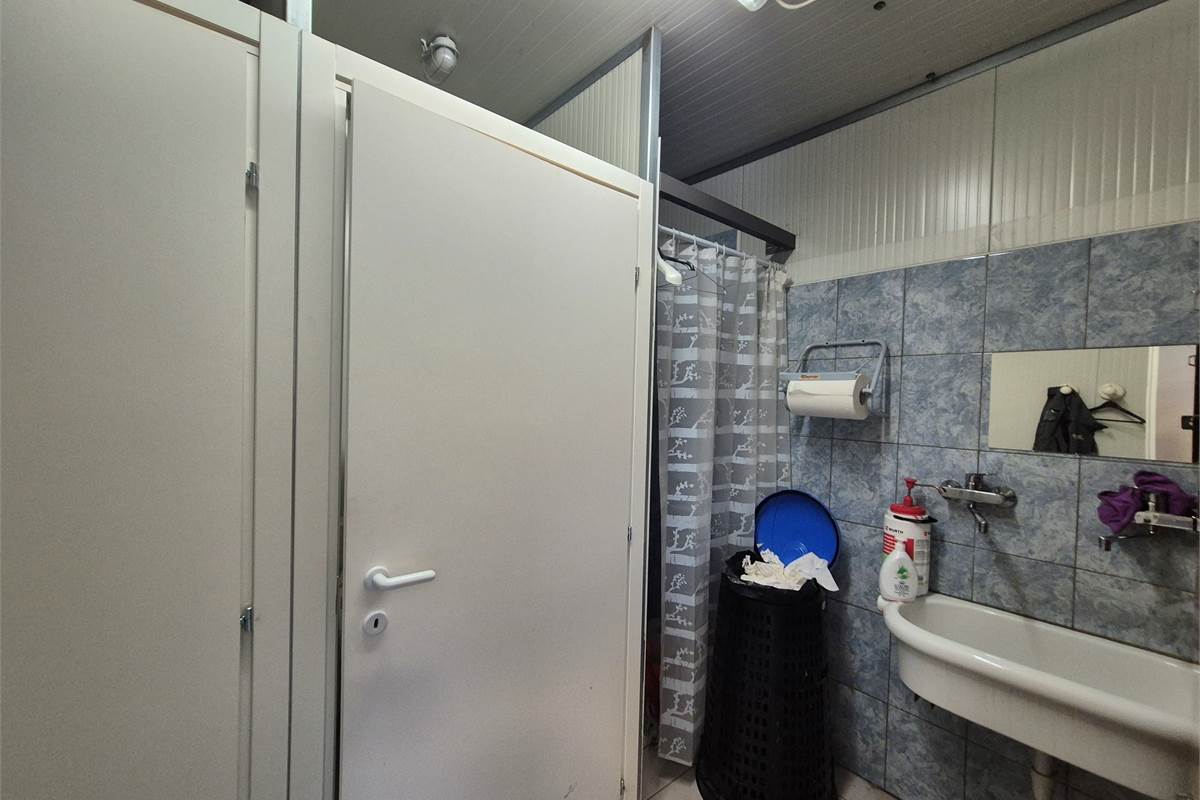 Capannone con area esterna a Lurate caccivio