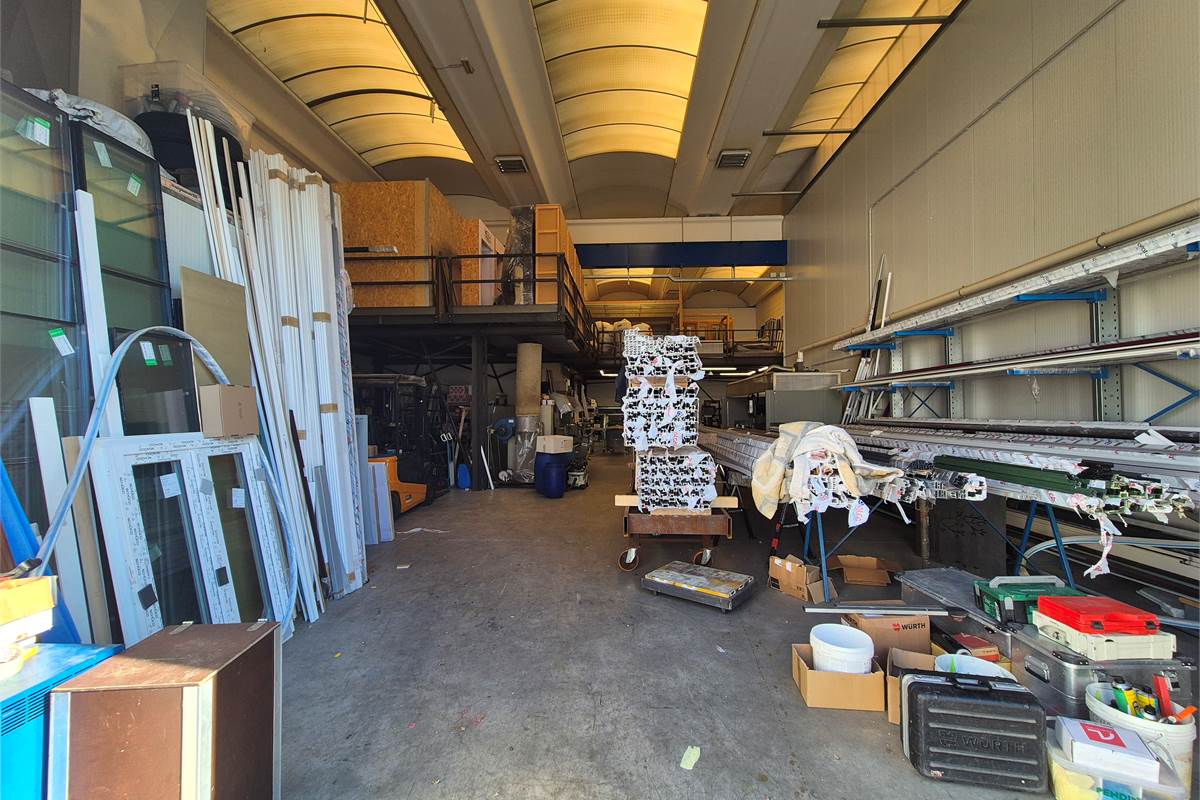 Capannone con area esterna a Lurate caccivio