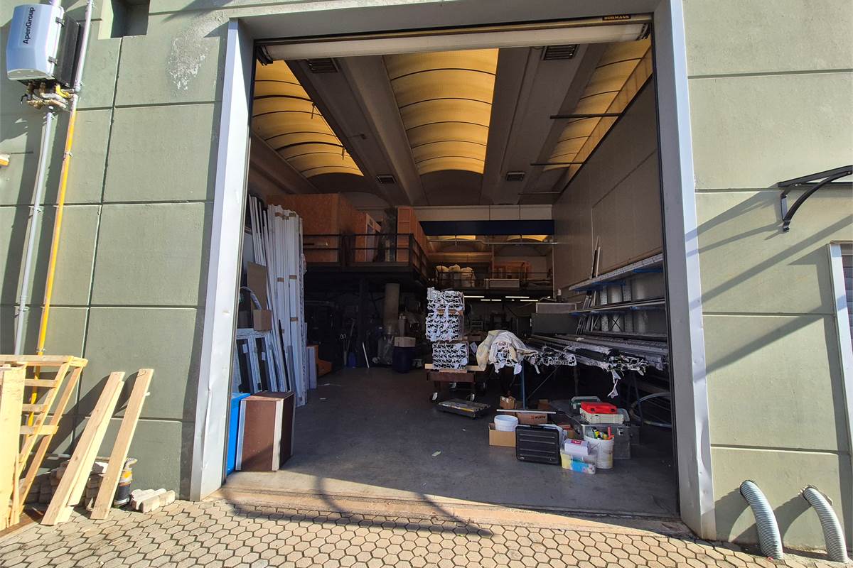 Capannone con area esterna a Lurate caccivio