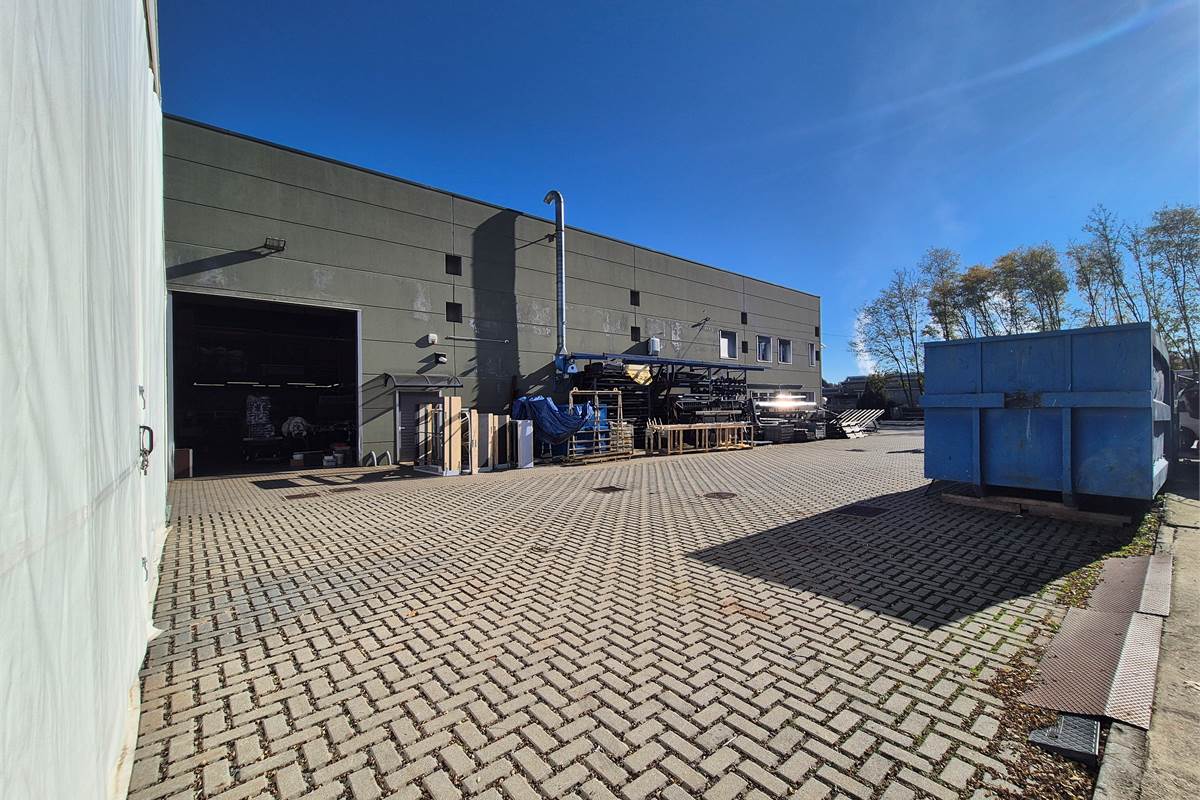 Capannone con area esterna a Lurate caccivio