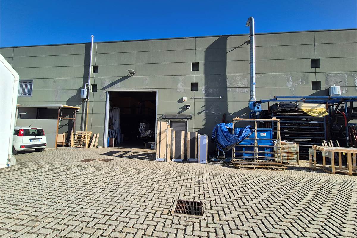 Capannone con area esterna a Lurate caccivio