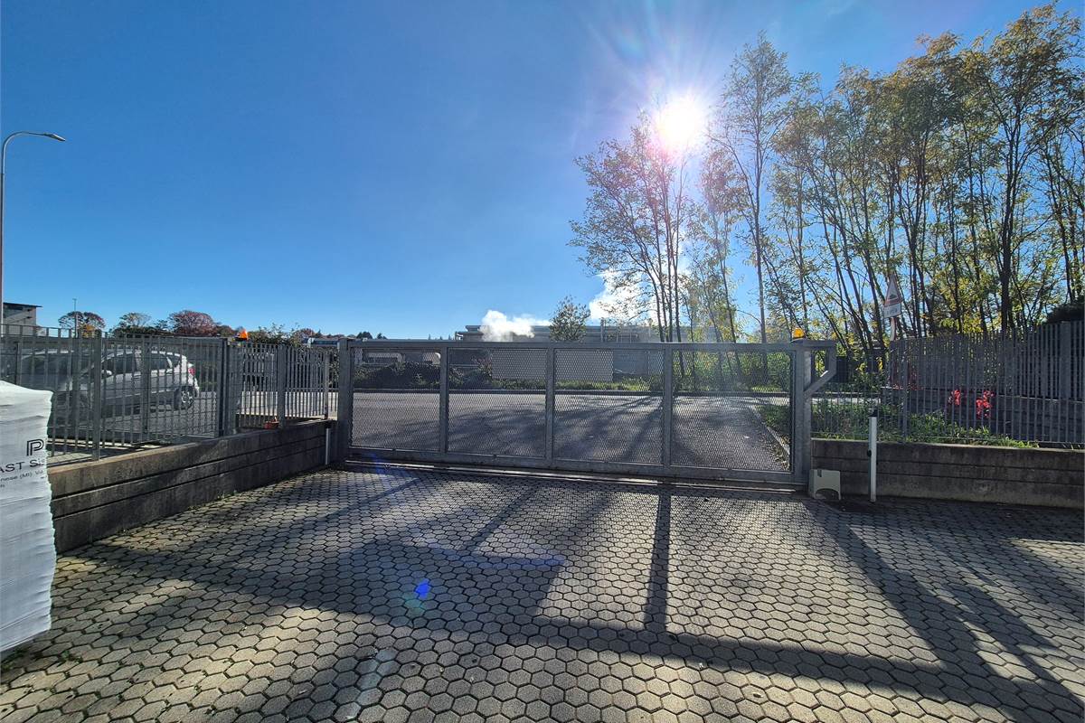 Capannone con area esterna a Lurate caccivio