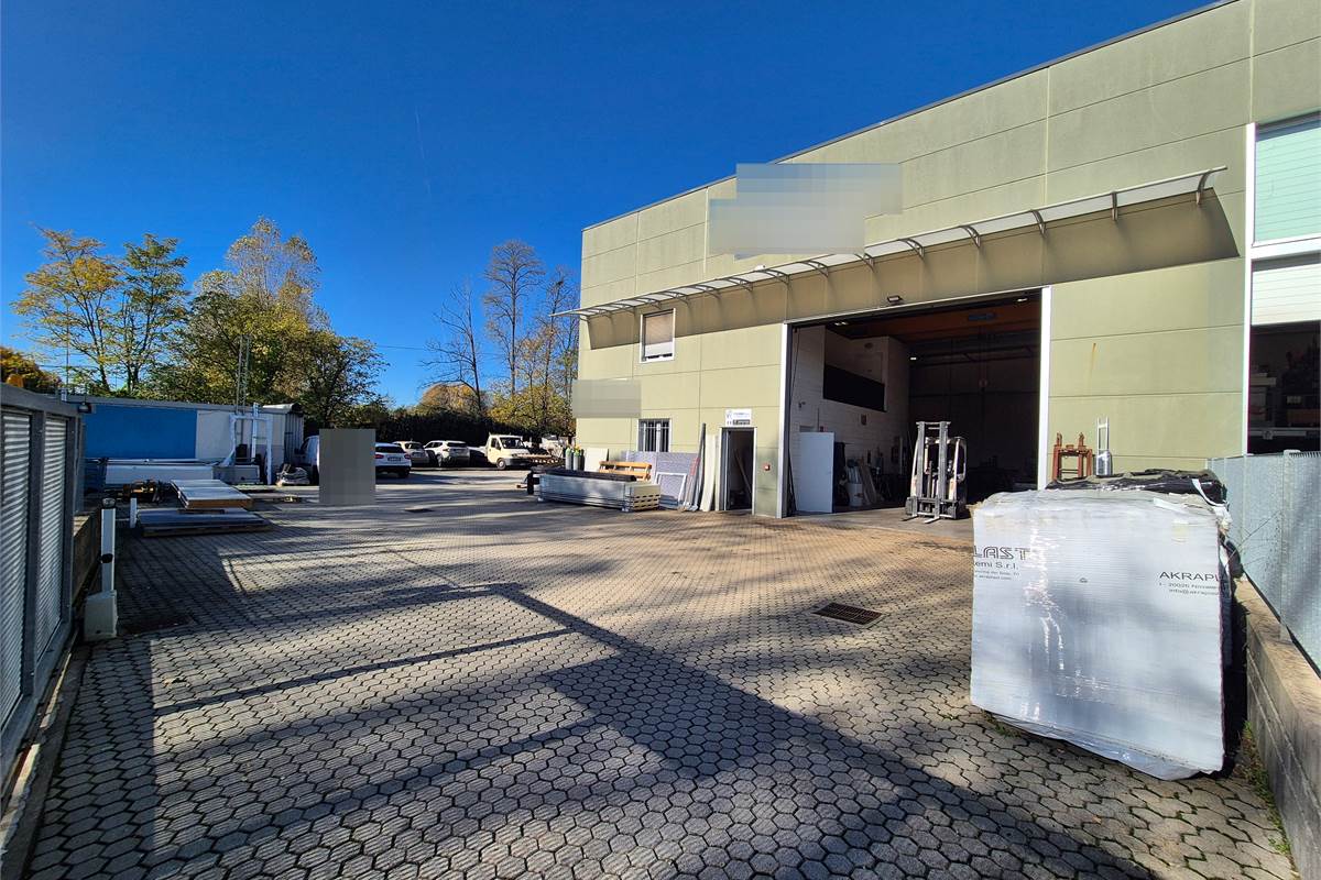 Capannone con area esterna a Lurate caccivio