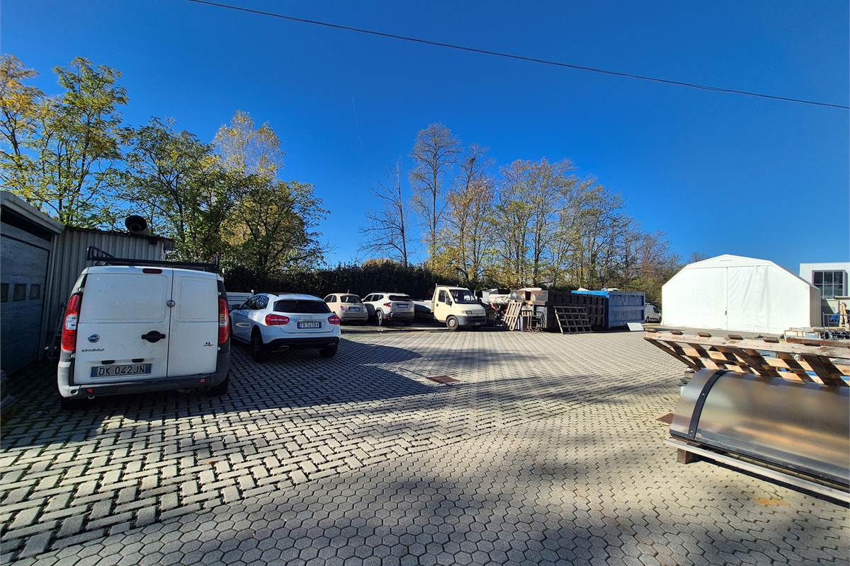 Capannone con area esterna a Lurate caccivio