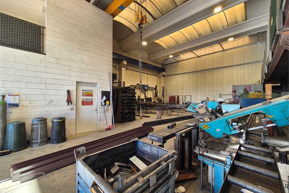 Capannone con area esterna a Lurate caccivio