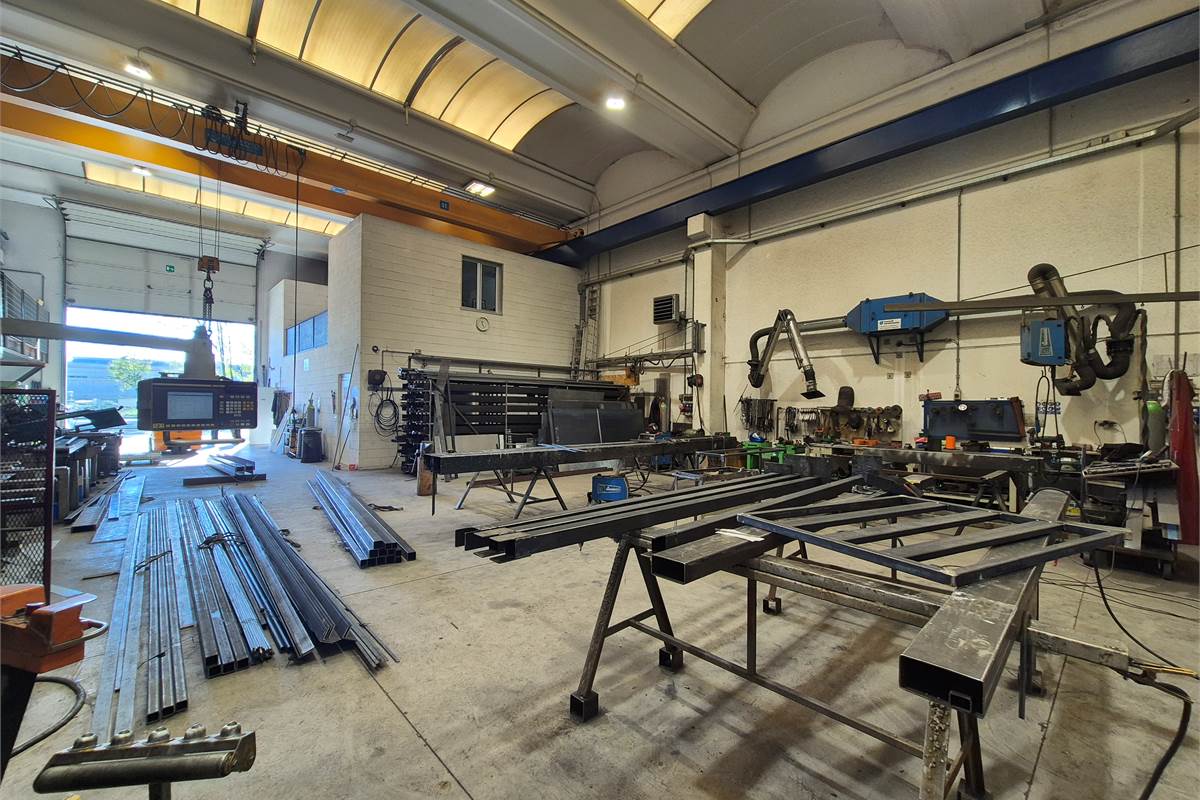 Capannone con area esterna a Lurate caccivio