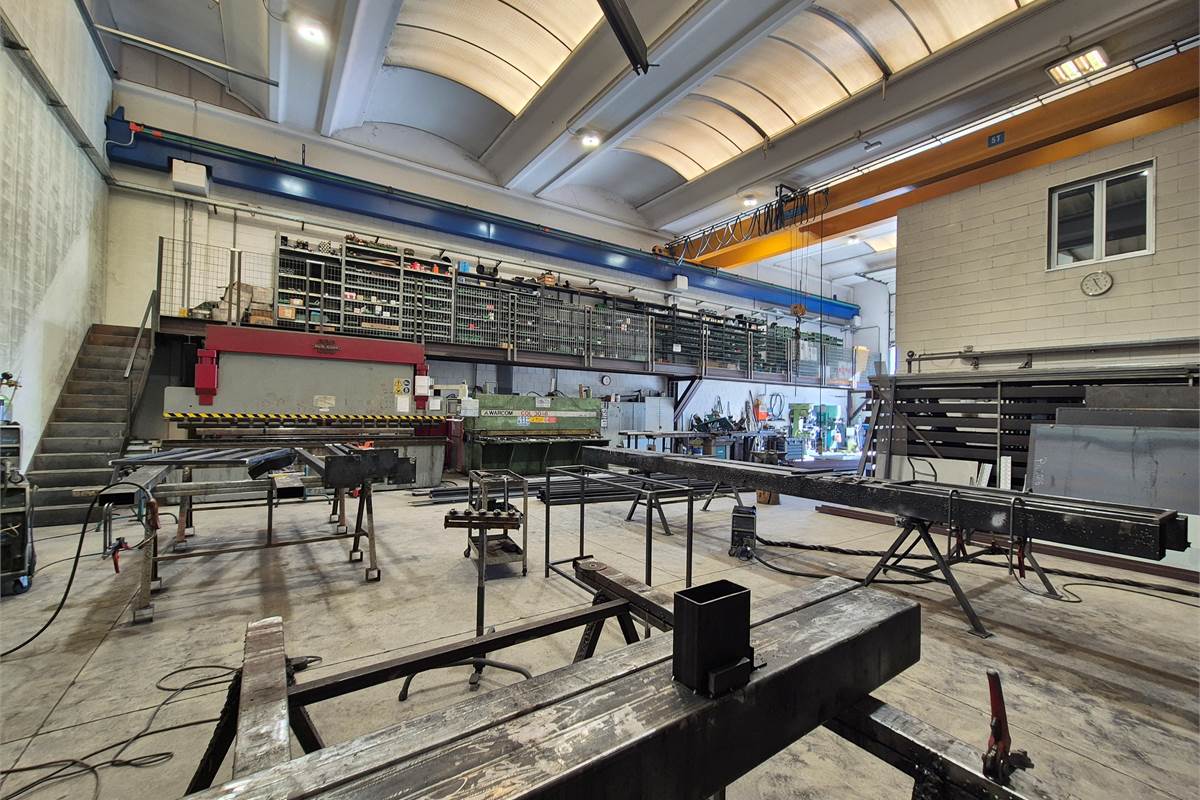 Capannone con area esterna a Lurate caccivio