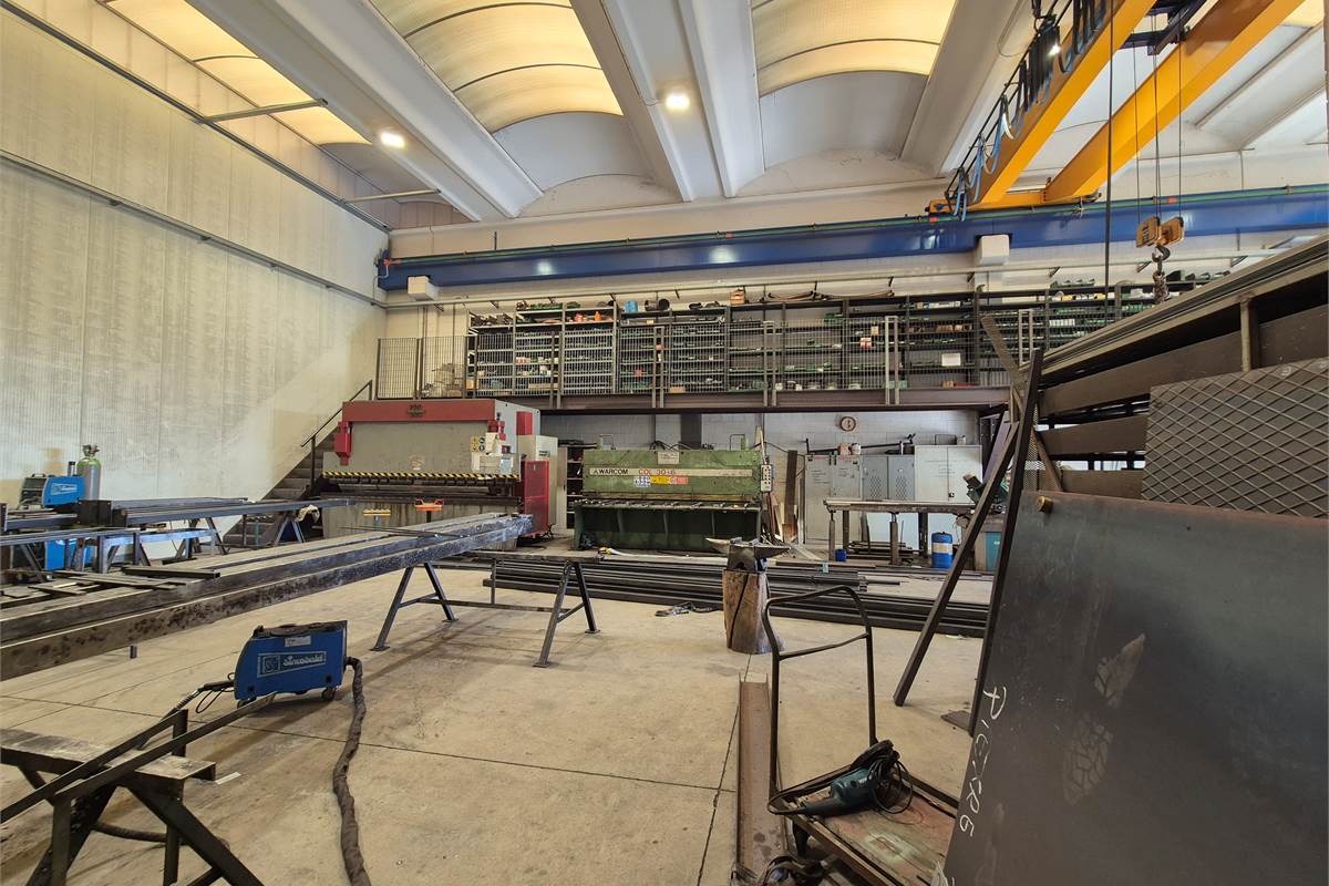 Capannone con area esterna a Lurate caccivio