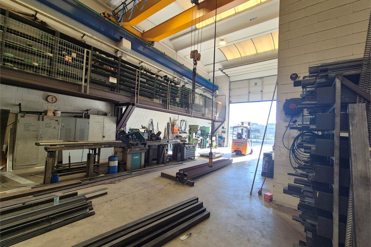 Capannone con area esterna a Lurate caccivio