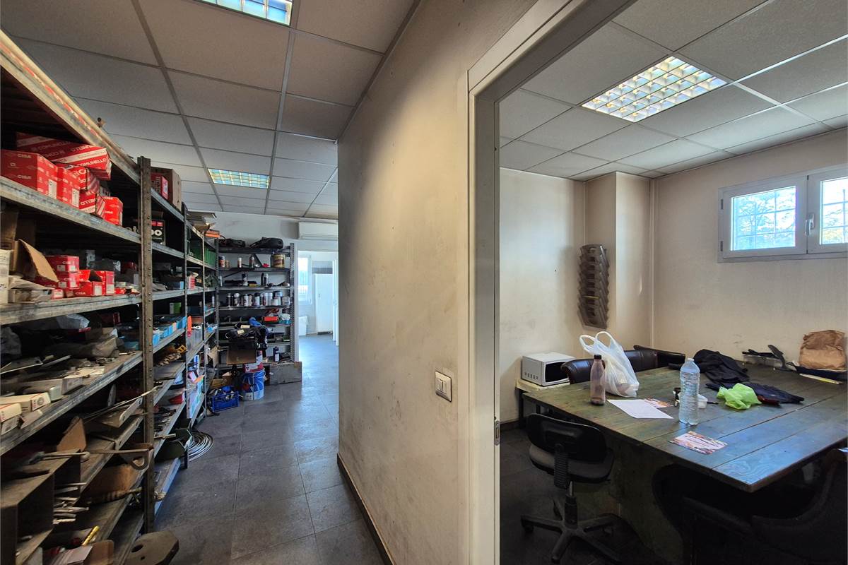 Capannone con area esterna a Lurate caccivio