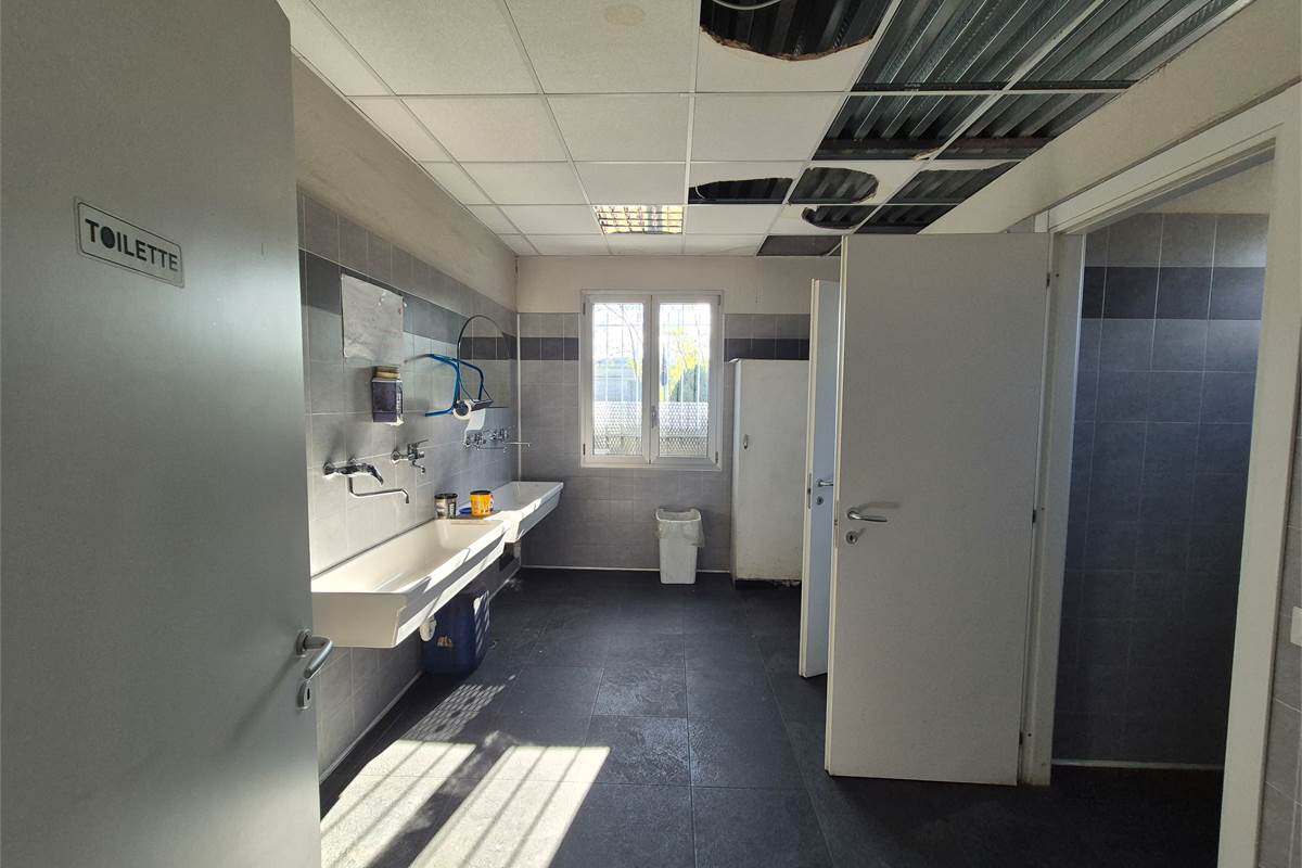 Capannone con area esterna a Lurate caccivio