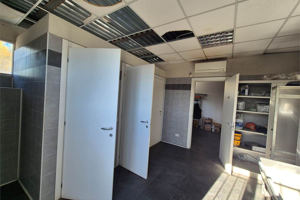 Capannone con area esterna a Lurate caccivio