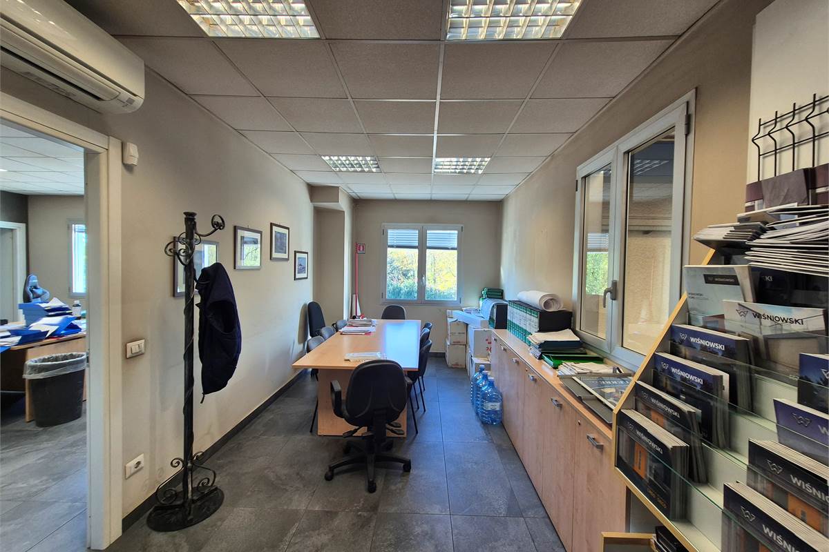 Capannone con area esterna a Lurate caccivio