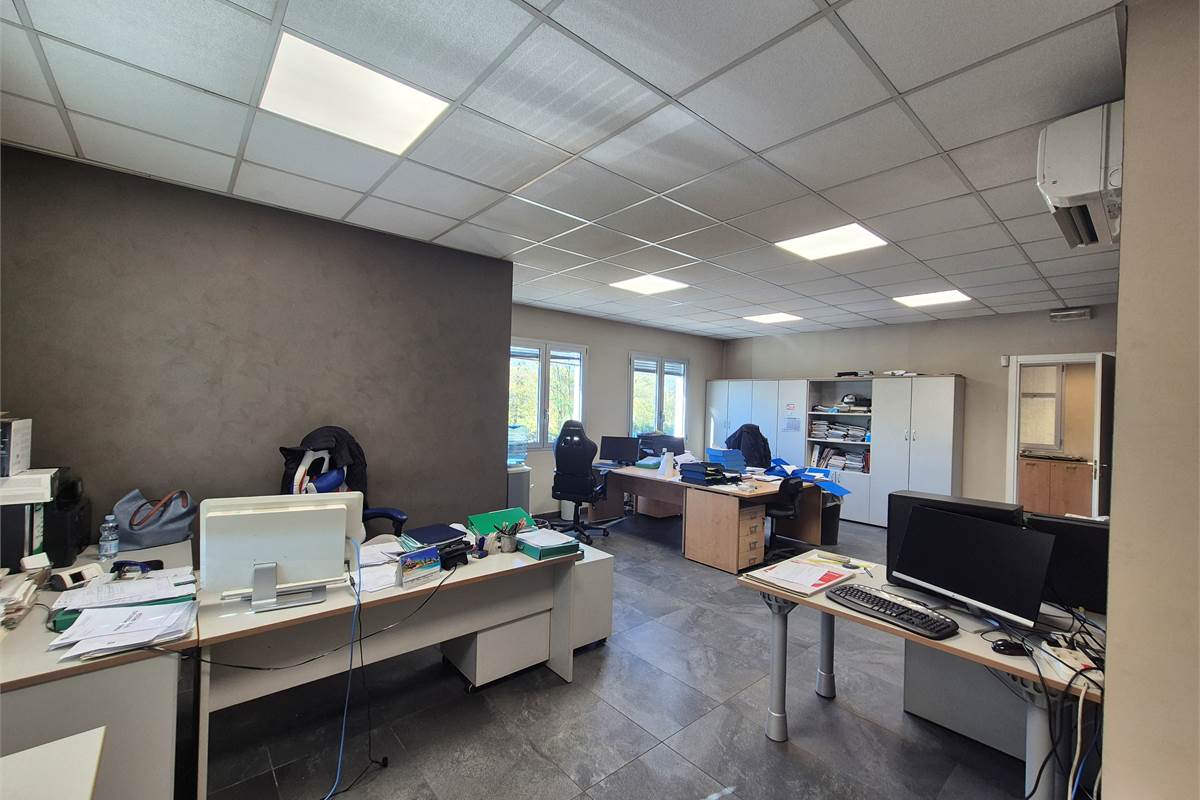 Capannone con area esterna a Lurate caccivio