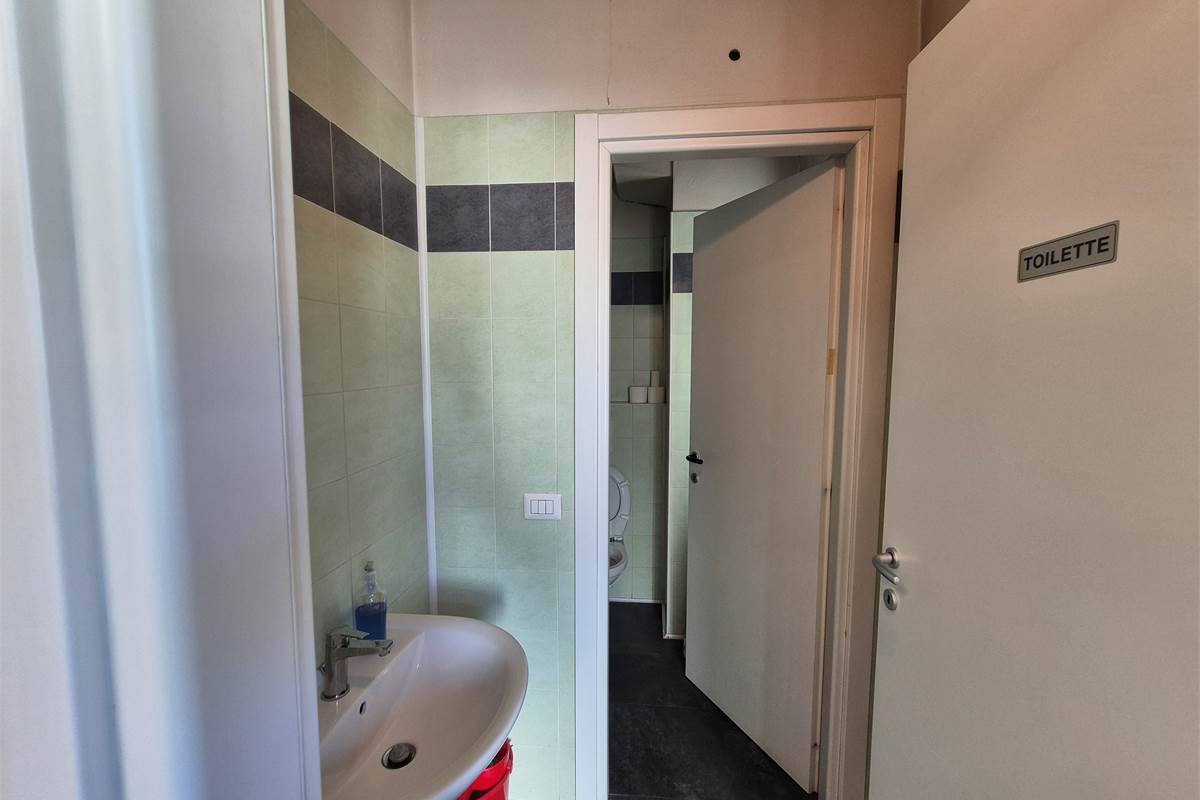 Capannone con area esterna a Lurate caccivio