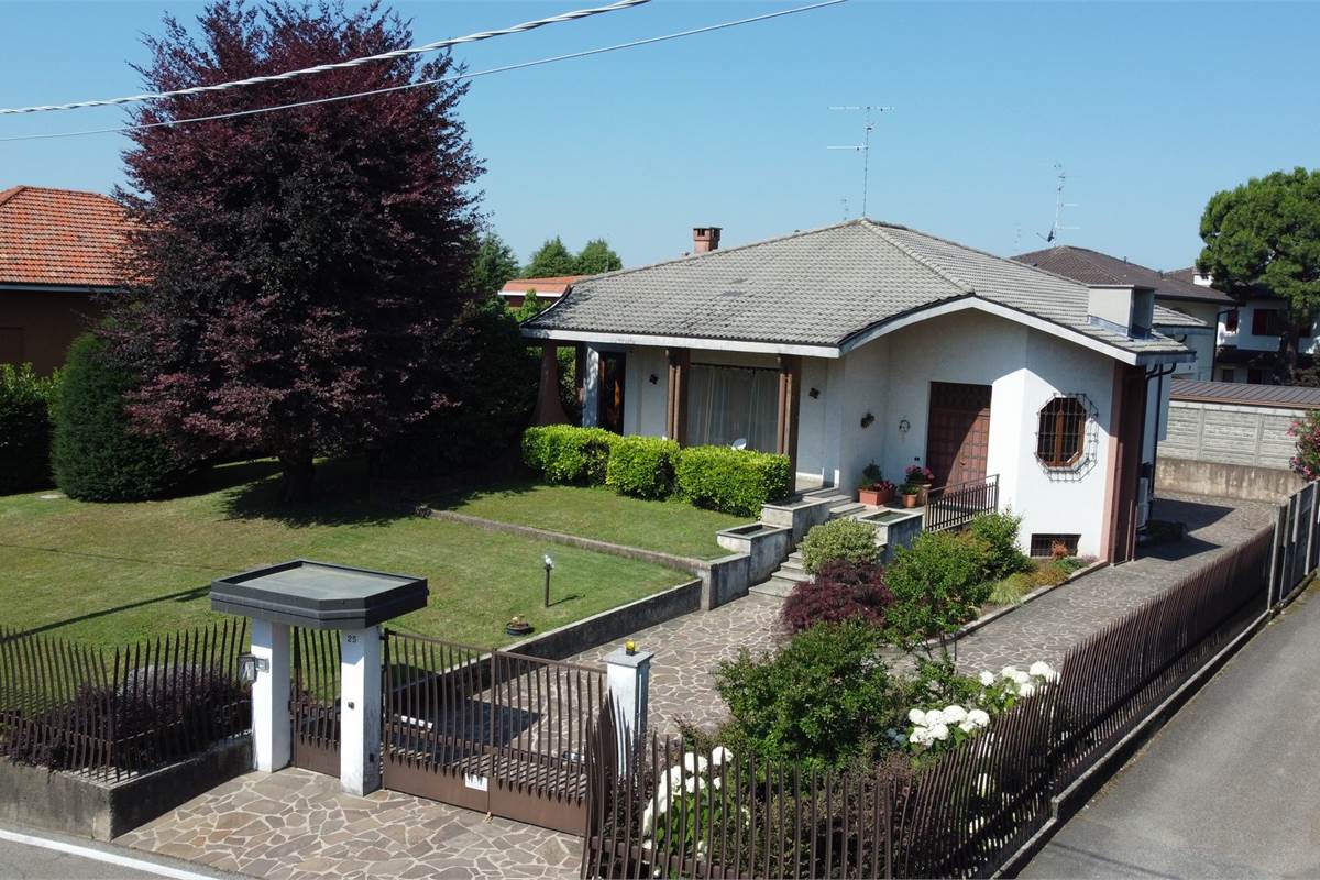 Villa singola con giardino a Cirimido