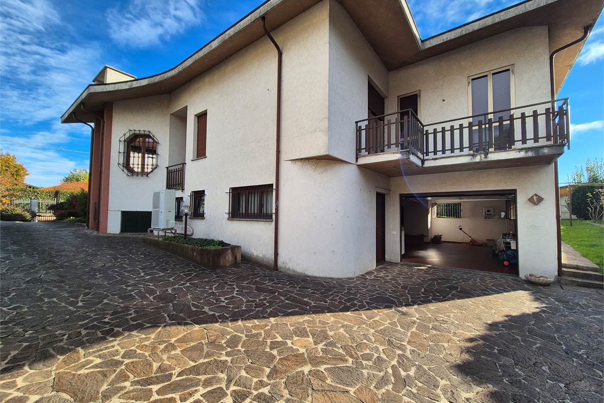 Villa singola con giardino a Cirimido