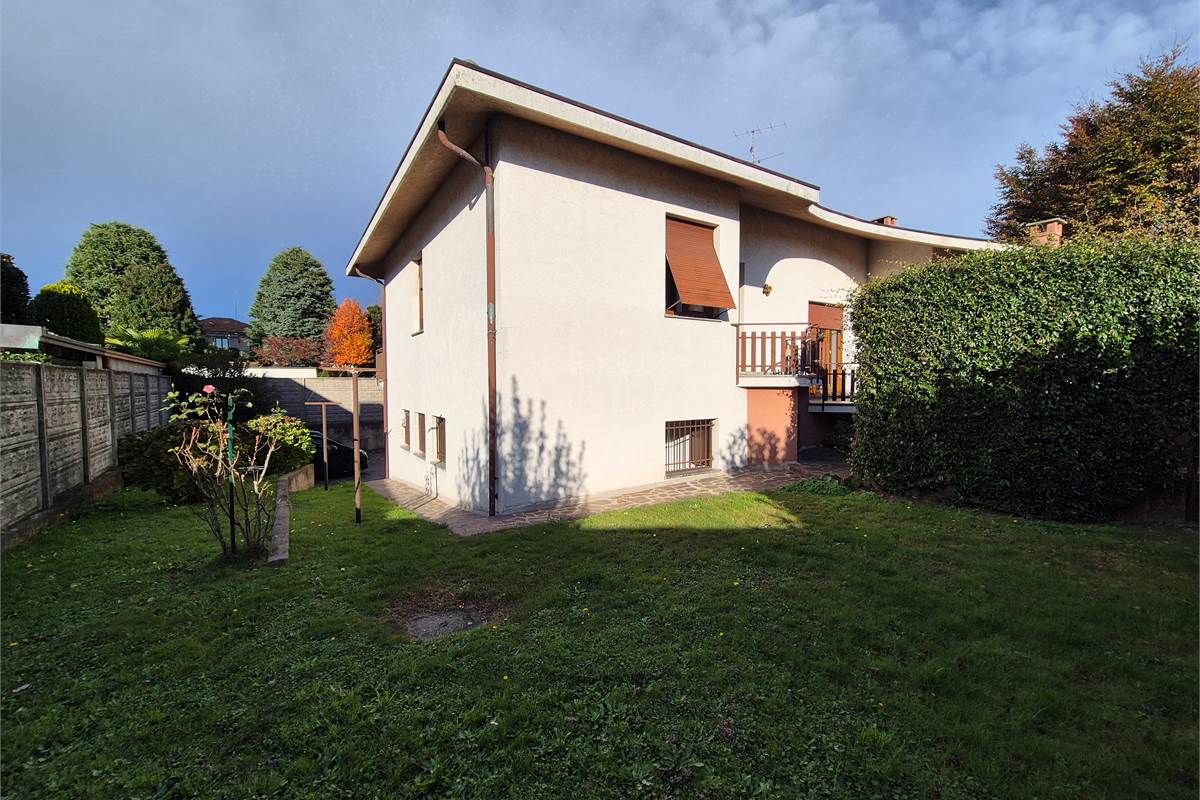 Villa singola con giardino a Cirimido