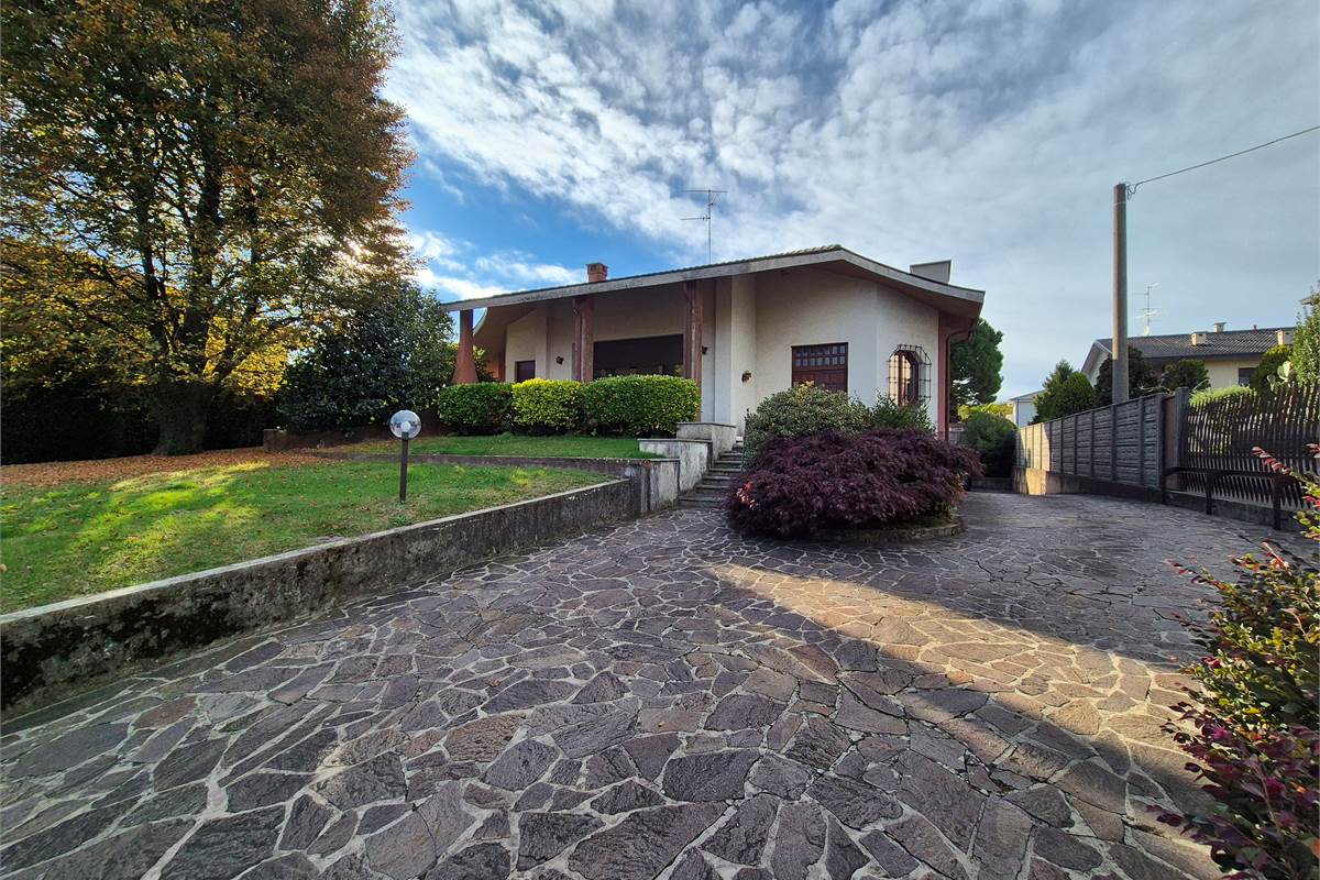 Villa singola con giardino a Cirimido