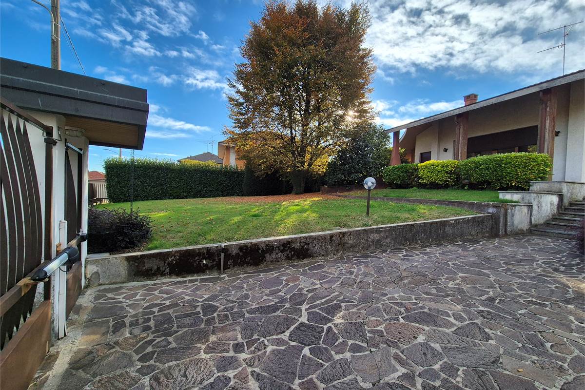 Villa singola con giardino a Cirimido