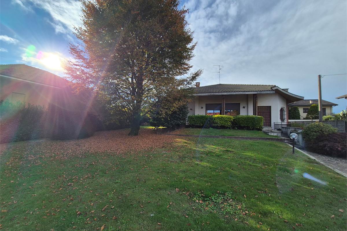 Villa singola con giardino a Cirimido