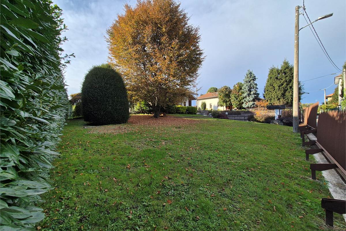 Villa singola con giardino a Cirimido