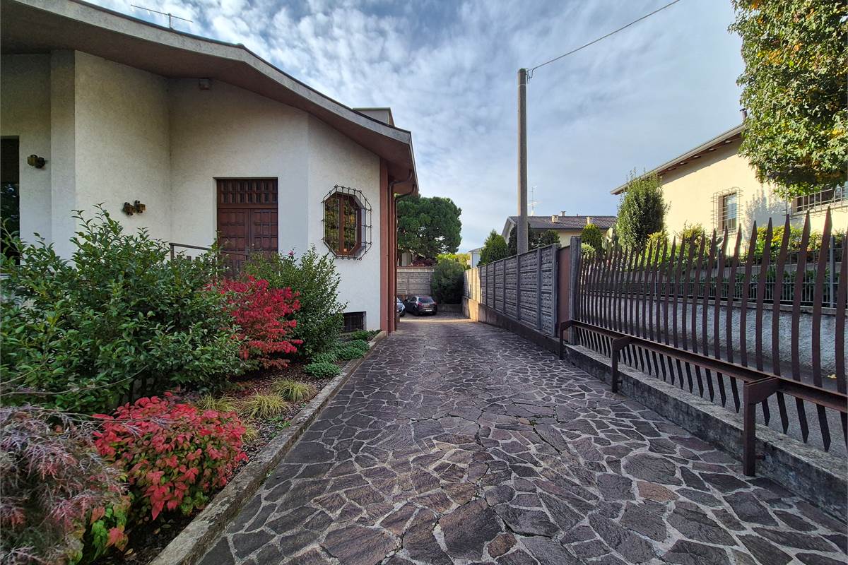 Villa singola con giardino a Cirimido